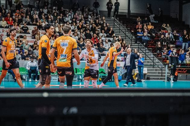 Volleyball mens season 2025 2026 Final League Cup 2025 SVG Lüneburg vs Berlin Recycling Volleys 12 10 2025 Kyle Dagostino 24 Berlin Recycling Volleys cheers with the team