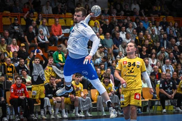 Germany, Handball, 2 Bundesliga, 7 Matchday, 2025 2026, HSG Krefeld Niederrhein vs Dessau Rosslauer HV 06, 12 10 2025, Glockenspitzhalle, Krefeld, Germany, Valentin Neagu Dessau Rosslauer HV 06, 13 on jump shot Copyright: xMarkusxVerwimpx