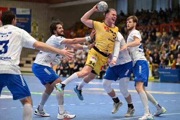 Germany, Handball, 2 Bundesliga, 7 Matchday, 2025 2026, HSG Krefeld Niederrhein vs Dessau Rosslauer HV 06, 12 10 2025, Glockenspitzhalle, Krefeld, Germany, Jörn Persson HSG Krefeld Niederrhein, 34 on goal throw Copyright: xMarkusxVerwimpx