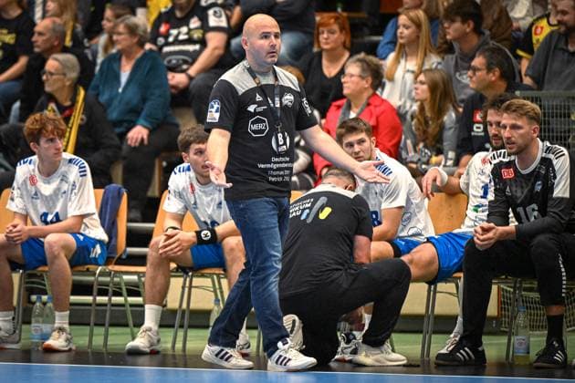 Germany, Handball, 2 Bundesliga, 7 Matchday, 2025 2026, HSG Krefeld Niederrhein vs Dessau Rosslauer HV 06, 12 10 2025, Glockenspitzhalle, Krefeld, Germany, Vanja Radić Vanja Radic Dessau Rosslauer HV 06, Coach Copyright: xMarkusxVerwimpx