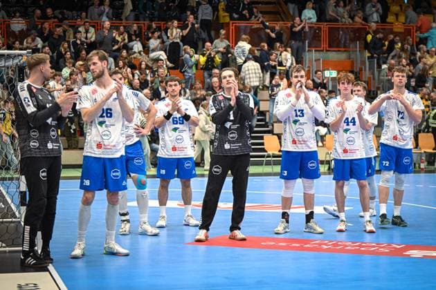 Germany, Handball, 2 Bundesliga, 7 Matchday, 2025 2026, HSG Krefeld Niederrhein vs Dessau Rosslauer HV 06, 12 10 2025, Glockenspitzhalle, Krefeld, Germany, Team thanks the fans who traveled with them Copyright: xMarkusxVerwimpx