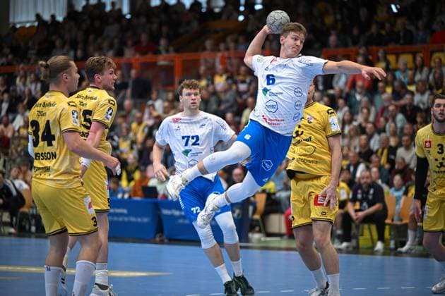 Germany, Handball, 2 Bundesliga, 7 Matchday, 2025 2026, HSG Krefeld Niederrhein vs Dessau Rosslauer HV 06, 12 10 2025, Glockenspitzhalle, Krefeld, Germany, Fritz Leon Haake Dessau Rosslauer HV 06, 6 on goal throw Copyright: xMarkusxVerwimpx