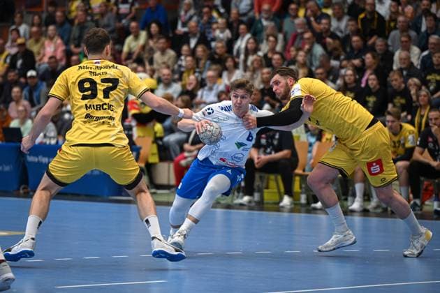 Germany, Handball, 2 Bundesliga, 7 Matchday, 2025 2026, HSG Krefeld Niederrhein vs Dessau Rosslauer HV 06, 12 10 2025, Glockenspitzhalle, Krefeld, Germany, Fritz Leon Haake Dessau Rosslauer HV 06, 6 is attacked by Matija Mircic HSG Krefeld Niederrhein, 97 and Robert Krass HSG Krefeld Niederrhein, 3 Copyright: xMarkusxVerwimpx