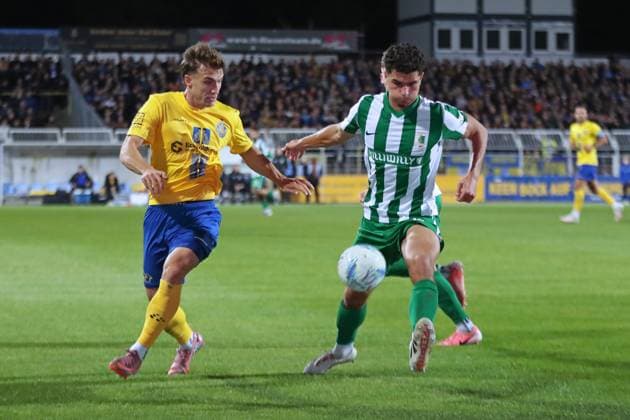 Fußball Sachsenpokal, 1. FC Lok Leipzig - BSG Chemie Leipzig; 12.10.2025 Jonas Arcalean (17, Lok Leipzig) gegen Marc Enke (5, Chemie Leipzig). Fußball, Wernesgrüner Sachsenpokal 2025 2026, 3. Runde: 1. FC Lok Leipzig vs. BSG Chemie Leipzig am 12.10.2025 im Bruno-Plache-Stadion, Leipzig. Copyright: xBEAUTIFULxSPORTS JanxKaeferx