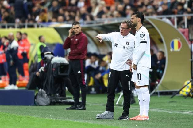 SOCCER - FIFA WC quali, ROU vs AUT BUCHAREST,ROMANIA,12.OCT.25 - SOCCER - FIFA World Cup, WM, Weltmeisterschaft, Fussball 2026, European Qualifiers, group stage, OEFB international match, Länderspiel, Nationalmannschaft Romania vs Austria. Image shows head coach Ralf Rangnick and Florian Grillitsch (AUT). GEPAxpictures xArminxRauthner