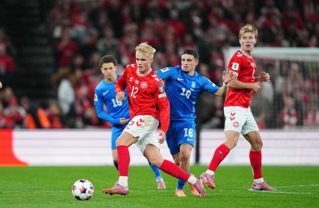 October 12 2025: Victor Froholdt of Denmark controls the ball during a World Cup Qualification game, Denmark v Greece, at Parken, Copenhagen, Denmark. Kim Price CSM Copenhagen Denmark - ZUMAc04_ 20251012_zma_c04_130 Copyright: xUlrikxPedersenx