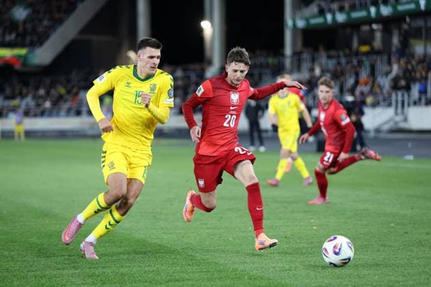 KOWNO 12.10.2025 MECZ 6. KOLEJKA GRUPA G ELIMINACJE DO MISTRZOSTW SWIATA 2026: LITWA - POLSKA --- FIFA World Cup, WM, Weltmeisterschaft, Fussball 2026 QUALIFYING ROUND GROUP G MATCH IN KAUNAS: LITHUANIA - POLAND GVIDAS GINEITIS SEBASTIAN SZYMANSKI FOT. PIOTR KUCZA FOTOPYK NEWSPIX.PL --- newspix.pl POLAND OUT! 