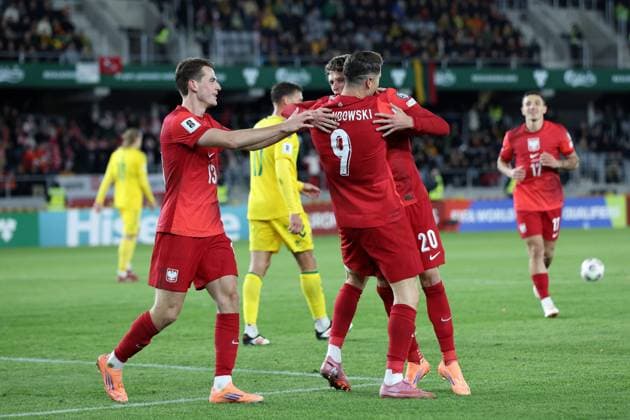 KOWNO 12.10.2025 MECZ 6. KOLEJKA GRUPA G ELIMINACJE DO MISTRZOSTW SWIATA 2026: LITWA - POLSKA --- FIFA World Cup, WM, Weltmeisterschaft, Fussball 2026 QUALIFYING ROUND GROUP G MATCH IN KAUNAS: LITHUANIA - POLAND JAKUB KAMINSKI SEBASTIAN SZYMANSKI ROBERT LEWANDOWSKI FOT. PIOTR KUCZA FOTOPYK NEWSPIX.PL --- newspix.pl POLAND OUT! 