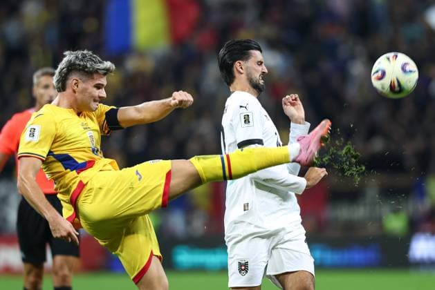 SOCCER - FIFA WC quali, ROU vs AUT BUCHAREST,ROMANIA,12.OCT.25 - SOCCER - FIFA World Cup, WM, Weltmeisterschaft, Fussball 2026, European Qualifiers, group stage, OEFB international match, Länderspiel, Nationalmannschaft Romania vs Austria. Image shows Ianis Hagi (ROU) and Florian Grillitsch (AUT). GEPAxpictures xArminxRauthner