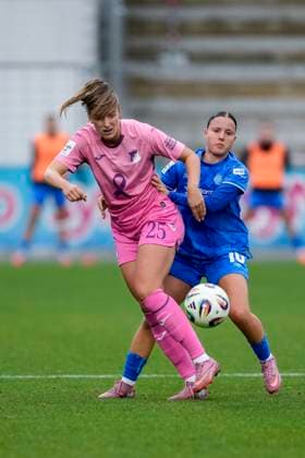 v li Melissa Kössler TSG, 25 , Estrella Merino Gonzalez B04, 10 , duel, duel scene, duel, tackle, tackling, dynamics, action, action, 12 10 2025, Sinsheim Hoffenheim Germany , Football, Google Pixel Women Bundesliga, TSG 1899 Hoffenheim Bayer 04 Leverkusen, DFB DFL REGULATIONS PROHIBIT ANY USE OF PHOTOGRAPHS AS IMAGE SEQUENCES AND OR QUASI VIDEO xozx