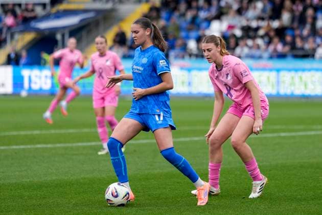 v li Valentina Mädl B04, 17 , Lisa Doorn TSG, 14 , Action, Action, Game scene, 12 10 2025, Sinsheim Hoffenheim Germany , Soccer, Google Pixel Women Bundesliga, TSG 1899 Hoffenheim Bayer 04 Leverkusen, DFB DFL REGULATIONS PROHIBIT ANY USE OF PHOTOGRAPHS AS IMAGE SEQUENCES AND OR QUASI VIDEO xozx