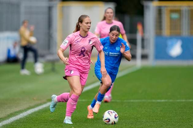 v li Jamilla Sofia Rankin TSG, 5 , Ruby Grant B04, 22 , duel, duel, tackle, tackling, dynamics, action, action, 12 10 2025, Sinsheim Hoffenheim Germany , Football, Google Pixel Women Bundesliga, TSG 1899 Hoffenheim Bayer 04 Leverkusen, DFB DFL REGULATIONS PROHIBIT ANY USE OF PHOTOGRAPHS AS IMAGE SEQUENCES AND OR QUASI VIDEO xozx