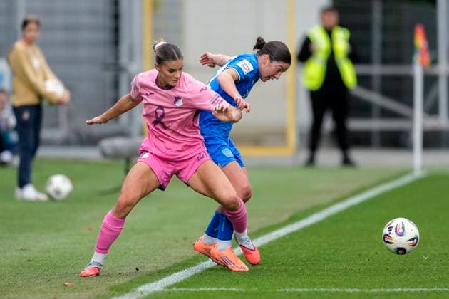 v li Selina Cerci TSG, 29 , Ruby Grant B04, 22 , duel, duel, tackle, tackling, dynamics, action, action, 12 10 2025, Sinsheim Hoffenheim Germany , Football, Google Pixel Women Bundesliga, TSG 1899 Hoffenheim Bayer 04 Leverkusen, DFB DFL REGULATIONS PROHIBIT ANY USE OF PHOTOGRAPHS AS IMAGE SEQUENCES AND OR QUASI VIDEO xozx