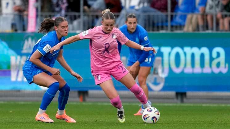 v li Valentina Mädl B04, 17 , Laura Gloning TSG, 20 , Carlotta Wamser B04, 37 , duel, duel scene, duel, tackle, tackling, dynamics, action, action, 12 10 2025, Sinsheim Hoffenheim Germany , Soccer, Google Pixel Women Bundesliga, TSG 1899 Hoffenheim Bayer 04 Leverkusen, DFB DFL REGULATIONS PROHIBIT ANY USE OF PHOTOGRAPHS AS IMAGE SEQUENCES AND OR QUASI VIDEO xozx