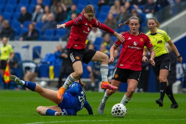 Hill Dickinson Stadium, Liverpool, England, Sunday 12th October 2025 Jess Park (8 Manchester United, ManU leaps over a tackle from Ruby Mace (30 Everton). Everton v Manchester United, Womens Super League, Hill Dickinson Stadium, Liverpool, England, 12th October 2025. (Sean Walsh SPP) Copyright: xSeanxWalshx xSPPx Sportspressphoto_SPR41821