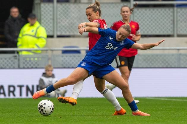 Hill Dickinson Stadium, Liverpool, England, Sunday 12th October 2025 Ornella Vignola (18 Everton) stretches to control under pressure from Julia Zigiotti Olme (18 Manchester United, ManU . Everton v Manchester United, Womens Super League, Hill Dickinson Stadium, Liverpool, England, 12th October 2025. (Sean Walsh SPP) Copyright: xSeanxWalshx xSPPx spp-en-SeWa-2O8A2726