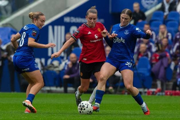 Hill Dickinson Stadium, Liverpool, England, Sunday 12th October 2025 Ruby Mace (30 Everton) tackles Ella Toone (7 Manchester United, ManU . Everton v Manchester United, Womens Super League, Hill Dickinson Stadium, Liverpool, England, 12th October 2025. (Sean Walsh SPP) Copyright: xSeanxWalshx xSPPx spp-en-SeWa-2O8A2658