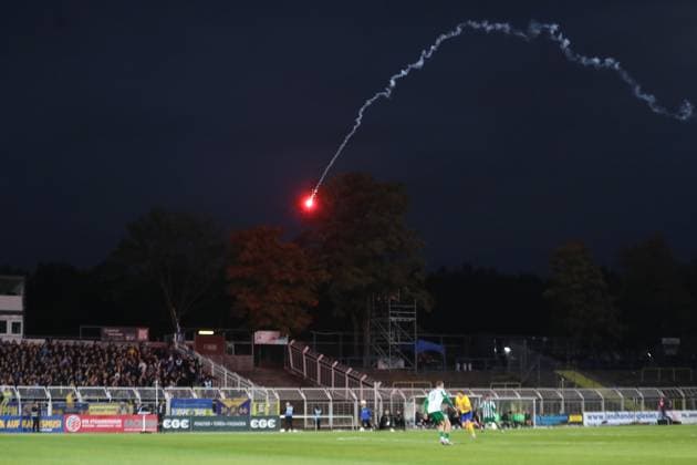 Fußball Sachsenpokal, 1. FC Lok Leipzig - BSG Chemie Leipzig; 12.10.2025 Ein Leuchtspur-Geschoss aus dem Fanblock von Chemie. Fußball, Wernesgrüner Sachsenpokal 2025 2026, 3. Runde: 1. FC Lok Leipzig vs. BSG Chemie Leipzig am 12.10.2025 im Bruno-Plache-Stadion, Leipzig. Copyright: xBEAUTIFULxSPORTS JanxKaeferx