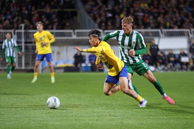 Fußball Sachsenpokal, 1. FC Lok Leipzig - BSG Chemie Leipzig; 12.10.2025 Mingi Kang (29, Lok Leipzig) vor Rajk Lisinski (27, Chemie Leipzig). Fußball, Wernesgrüner Sachsenpokal 2025 2026, 3. Runde: 1. FC Lok Leipzig vs. BSG Chemie Leipzig am 12.10.2025 im Bruno-Plache-Stadion, Leipzig. Copyright: xBEAUTIFULxSPORTS JanxKaeferx