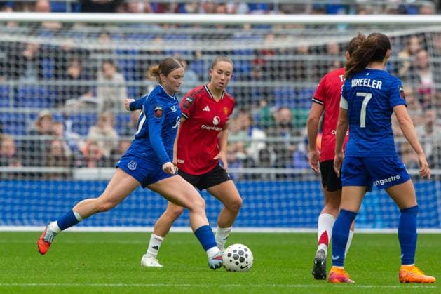 Hill Dickinson Stadium, Liverpool, England, Sunday 12th October 2025 Ruby Mace (30 Everton) switches the ball out wide. Everton v Manchester United, ManU Womens Super League, Hill Dickinson Stadium, Liverpool, England, 12th October 2025. (Sean Walsh SPP) Copyright: xSeanxWalshx xSPPx Sportspressphoto_SPR41864
