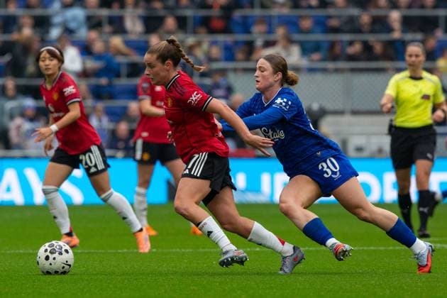 Hill Dickinson Stadium, Liverpool, England, Sunday 12th October 2025 Ruby Mace (30 Everton) pulls back Ella Toone (7 Manchester United, ManU . Everton v Manchester United, Womens Super League, Hill Dickinson Stadium, Liverpool, England, 12th October 2025. (Sean Walsh SPP) Copyright: xSeanxWalshx xSPPx spp-en-SeWa-2O8A2291