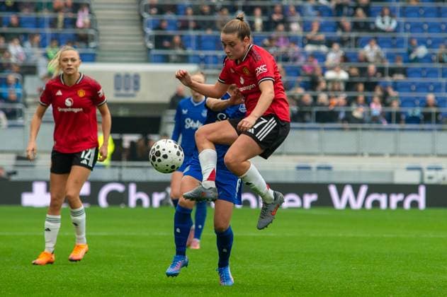 Hill Dickinson Stadium, Liverpool, England, Sunday 12th October 2025 Ella Toone (7 Manchester United, ManU controls the ball in the air. Everton v Manchester United, Womens Super League, Hill Dickinson Stadium, Liverpool, England, 12th October 2025. (Sean Walsh SPP) Copyright: xSeanxWalshx xSPPx Sportspressphoto_SPR41893