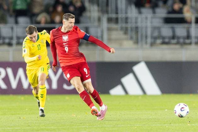 12th October 2025; Dariaus ir Gir& x117;no stadionas, Kaunas, Lithuania; FIFA World Cup, WM, Weltmeisterschaft, Fussball Qualifying Group G International Football, Lithuania versus Poland; Gratas Sirgedas (LTU) pressures Robert Lewandowski (POL)  FotoxOlimpik