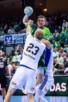 12 10 2025, xovx, Handball Daikin Handball Bundesliga, HSG Wetzlar HSV Hamburg v l Einar Olafsson HSV Hamburg , Dominik Mappes HSG Wetzlar , Andreas Magaard HSV Hamburg Wetzlar Buderus Arena Hessen Germany EN