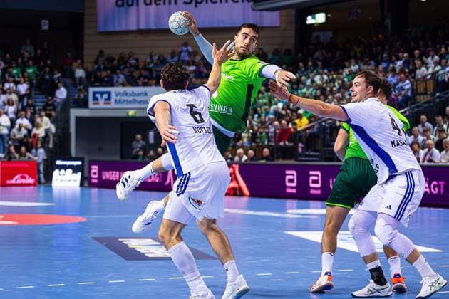 12 10 2025, xovx, Handball Daikin Handball Bundesliga, HSG Wetzlar HSV Hamburg v l Elias Kofler HSV Hamburg , Filip Vistorop HSG Wetzlar , Andreas Magaard HSV Hamburg , Josip Simic HSG Wetzlar Wetzlar Buderus Arena Hessen Germany EN