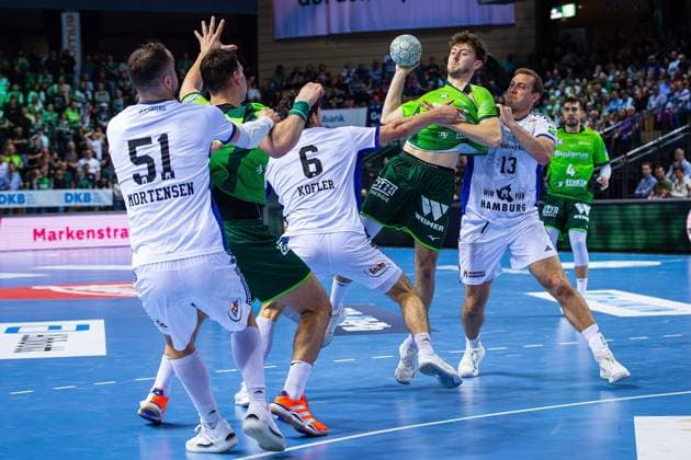 12 10 2025, xovx, Handball Daikin Handball Bundesliga, HSG Wetzlar HSV Hamburg v l Casper Mortensen HSV Hamburg , Josip Simic HSG Wetzlar , Elias Kofler HSV Hamburg , Niklas Theiß HSG Wetzlar , Niklas Weller HSV Hamburg , Filip Vistorop HSG Wetzlar Wetzlar Buderus Arena Hessen Germany EN