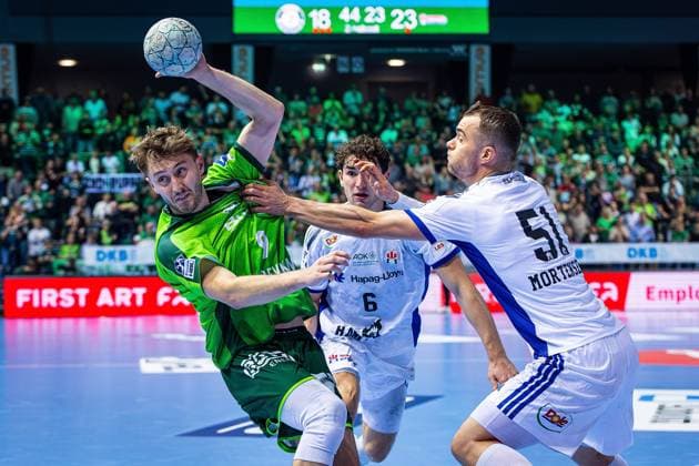 12 10 2025, xovx, Handball Daikin Handball Bundesliga, HSG Wetzlar HSV Hamburg v l Niklas Theiß HSG Wetzlar , Elias Kofler HSV Hamburg , Casper Mortensen HSV Hamburg Wetzlar Buderus Arena Hessen Germany EN
