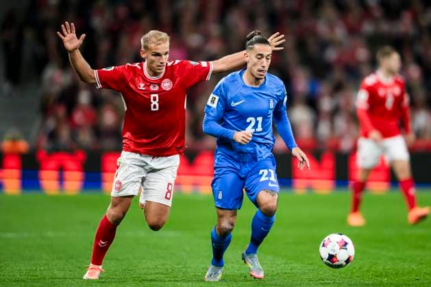 Denmark vs Greece 12 10 2025 21 GRE Kostas Tsimikas, 8 DEN Gustav Isaksen UEFA World Cup Qualifier Denmark vs Greece 12 10 2025 Kobenhavn, Denmark 12 October, 2025 UK UEFA European Qualifier World Cup Denmark vs Greece, Parken, Copenhagen, Denmark Kobenhavn Parken Danmark Copyright: xMichaelxBarrettxBoesenx