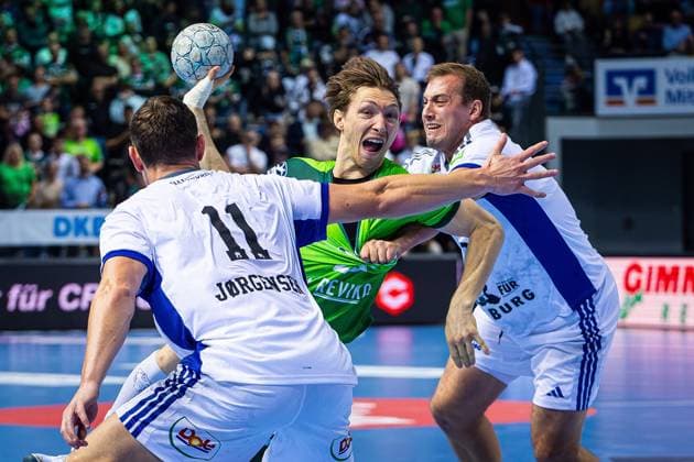 12 10 2025, xovx, Handball Daikin Handball Bundesliga, HSG Wetzlar HSV Hamburg v l Nicolaj Jörgensen HSV Hamburg , Justin Müller HSG Wetzlar , Niklas Weller HSV Hamburg Wetzlar Buderus Arena Hessen Germany EN