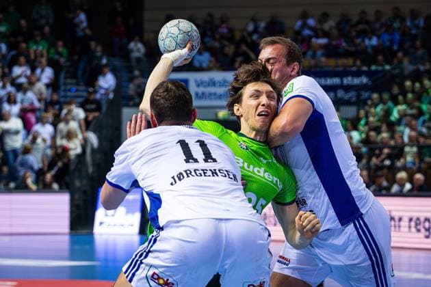 12 10 2025, xovx, Handball Daikin Handball Bundesliga, HSG Wetzlar HSV Hamburg v l Nicolaj Jörgensen HSV Hamburg , Justin Müller HSG Wetzlar , Niklas Weller HSV Hamburg Wetzlar Buderus Arena Hessen Germany EN