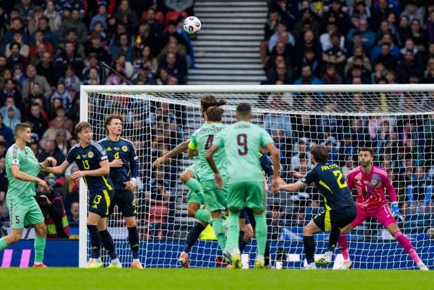 Scotland v Belarus 2026 FIFA World Cup, WM, Weltmeisterschaft, Fussball Qualifier 12 10 2025. Group C Belarus have an early headed effort at goal during the 2026 FIFA World Cup Qualifier match between Scotland and Belarus at Hampden Park, Glasgow, United Kingdom on 12 October 2025. Editorial use only , Copyright: xRaymondxDaviesx PSI-23024-0079