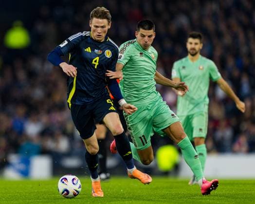 Scotland v Belarus 2026 FIFA World Cup, WM, Weltmeisterschaft, Fussball Qualifier 12 10 2025. Group C Scott McTominay (4 - Scotland) looks to get away from German Barkovsky (11 - Belarus) during the 2026 FIFA World Cup Qualifier match between Scotland and Belarus at Hampden Park, Glasgow, United Kingdom on 12 October 2025. Editorial use only , Copyright: xRaymondxDaviesx PSI-23024-0086