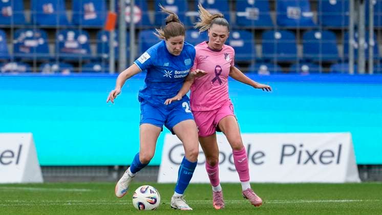 v li Lilla Turanyi B04, 24 , Jill Janssens TSG, 9 , duel, duel, tackle, tackling, dynamics, action, action, 12 10 2025, Sinsheim Hoffenheim Germany , Football, Google Pixel Women Bundesliga, TSG 1899 Hoffenheim Bayer 04 Leverkusen, DFB DFL REGULATIONS PROHIBIT ANY USE OF PHOTOGRAPHS AS IMAGE SEQUENCES AND OR QUASI VIDEO xozx