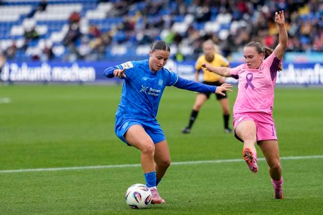 v li Estrella Merino Gonzalez B04, 10 , Marie Steiner TSG, 19 , duel, duel, tackle, tackling, dynamics, action, action, 12 10 2025, Sinsheim Hoffenheim Germany , Football, Google Pixel Women Bundesliga, TSG 1899 Hoffenheim Bayer 04 Leverkusen, DFB DFL REGULATIONS PROHIBIT ANY USE OF PHOTOGRAPHS AS IMAGE SEQUENCES AND OR QUASI VIDEO xozx