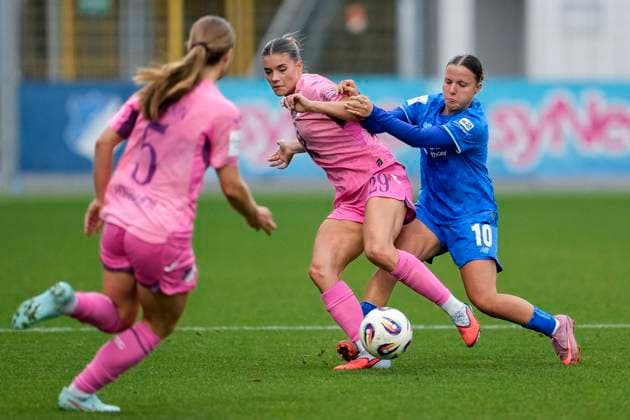 v li Jamilla Sofia Rankin TSG, 5 , Selina Cerci TSG, 29 , Estrella Merino Gonzalez B04, 10 , duel, duel, tackle, tackling, dynamics, action, action, 12 10 2025, Sinsheim Hoffenheim Germany , Soccer, Google Pixel Womens Bundesliga, TSG 1899 Hoffenheim Bayer 04 Leverkusen, DFB DFL REGULATIONS PROHIBIT ANY USE OF PHOTOGRAPHS AS IMAGE SEQUENCES AND OR QUASI VIDEO xozx