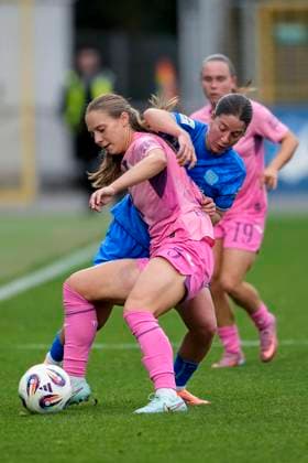 v li Jamilla Sofia Rankin TSG, 5 , Ruby Grant B04, 22 , duel, duel, tackle, tackling, dynamics, action, action, 12 10 2025, Sinsheim Hoffenheim Germany , Football, Google Pixel Women Bundesliga, TSG 1899 Hoffenheim Bayer 04 Leverkusen, DFB DFL REGULATIONS PROHIBIT ANY USE OF PHOTOGRAPHS AS IMAGE SEQUENCES AND OR QUASI VIDEO xozx