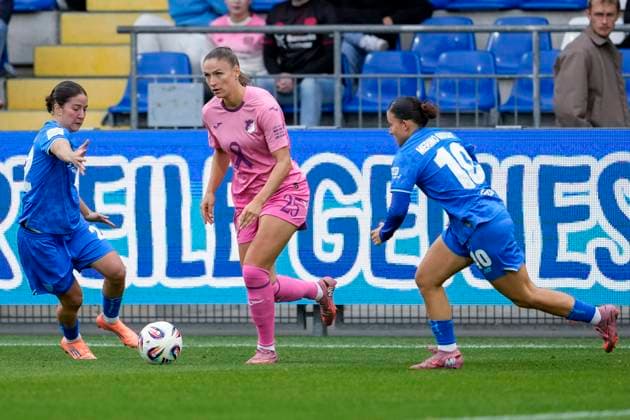 v li Ruby Grant B04, 22 , Melissa Kössler TSG, 25 , Estrella Merino Gonzalez B04, 10 , duel, duel, tackle, tackling, dynamics, action, action, 12 10 2025, Sinsheim Hoffenheim Germany , Soccer, Google Pixel Women Bundesliga, TSG 1899 Hoffenheim Bayer 04 Leverkusen, DFB DFL REGULATIONS PROHIBIT ANY USE OF PHOTOGRAPHS AS IMAGE SEQUENCES AND OR QUASI VIDEO xozx