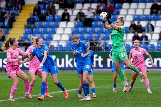 Friederike Repohl Goalkeeper, Goalkeeper, B04, 27 , intercepts a cross, clears the ball, in the penalty area, penalty area scene, action, action, game scene, 12 10 2025, Sinsheim Hoffenheim Germany , Football, Google Pixel Women Bundesliga, TSG 1899 Hoffenheim Bayer 04 Leverkusen, DFB DFL REGULATIONS PROHIBIT ANY USE OF PHOTOGRAPHS AS IMAGE SEQUENCES AND OR QUASI VIDEO xozx