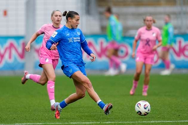 v li Jill Janssens TSG, 9 , Carlotta Wamser B04, 37 on the ball, Action, Action, Game scene, 12 10 2025, Sinsheim Hoffenheim Germany , Soccer, Google Pixel Women Bundesliga, TSG 1899 Hoffenheim Bayer 04 Leverkusen, DFB DFL REGULATIONS PROHIBIT ANY USE OF PHOTOGRAPHS AS IMAGE SEQUENCES AND OR QUASI VIDEO xozx