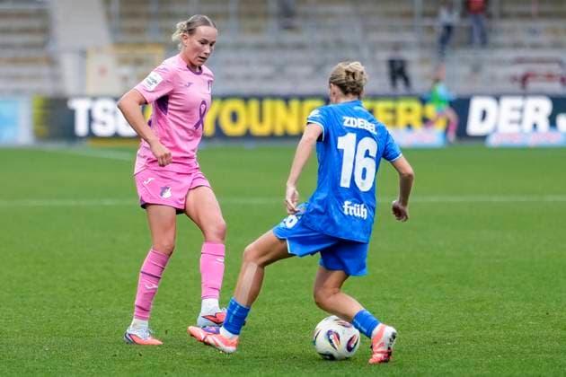 v li Feli Delacauw TSG, 24 , Sofie Lena Zdebel B04, 16 , duel, duel, tackle, tackling, dynamics, action, action, 12 10 2025, Sinsheim Hoffenheim Germany , Football, Google Pixel Women Bundesliga, TSG 1899 Hoffenheim Bayer 04 Leverkusen, DFB DFL REGULATIONS PROHIBIT ANY USE OF PHOTOGRAPHS AS IMAGE SEQUENCES AND OR QUASI VIDEO xozx