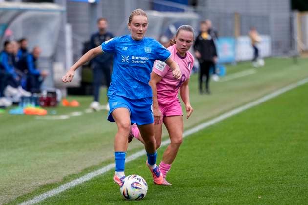 v li Sofie Lena Zdebel B04, 16 , Marie Steiner TSG, 19 , duel, duel, tackle, tackling, dynamics, action, action, 12 10 2025, Sinsheim Hoffenheim Germany , Football, Google Pixel Women Bundesliga, TSG 1899 Hoffenheim Bayer 04 Leverkusen, DFB DFL REGULATIONS PROHIBIT ANY USE OF PHOTOGRAPHS AS IMAGE SEQUENCES AND OR QUASI VIDEO xozx