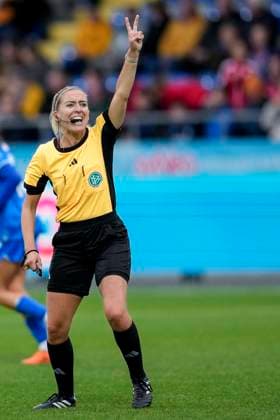 Julia Boike Referee counts down the goalkeeper to prevent timeout, gives instructions, gestures, gestures with arms, cropped image, full body, single image, single photo, action, action, 12 10 2025, Sinsheim Hoffenheim Deutschland , Fußball, Google Pixel Frauen Bundesliga, TSG 1899 Hoffenheim Bayer 04 Leverkusen, DFB DFL REGULATIONS PROHIBIT ANY USE OF PHOTOGRAPHS AS IMAGE SEQUENCES AND OR QUASI VIDEO xozx