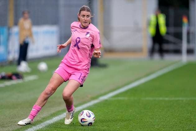 Lisa Doorn TSG, 14 , on the ball, cropped, full body, single image, single photo, action, action, 12 10 2025, Sinsheim Hoffenheim Germany , Soccer, Google Pixel Women Bundesliga, TSG 1899 Hoffenheim Bayer 04 Leverkusen, DFB DFL REGULATIONS PROHIBIT ANY USE OF PHOTOGRAPHS AS IMAGE SEQUENCES AND OR QUASI VIDEO xozx