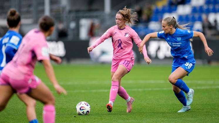 v li Valesca Ampoorter TSG, 18 , Juliette Vidal B04, 56 , duel, duel, tackle, tackling, dynamics, action, action, 12 10 2025, Sinsheim Hoffenheim Germany , Football, Google Pixel Women Bundesliga, TSG 1899 Hoffenheim Bayer 04 Leverkusen, DFB DFL REGULATIONS PROHIBIT ANY USE OF PHOTOGRAPHS AS IMAGE SEQUENCES AND OR QUASI VIDEO xozx