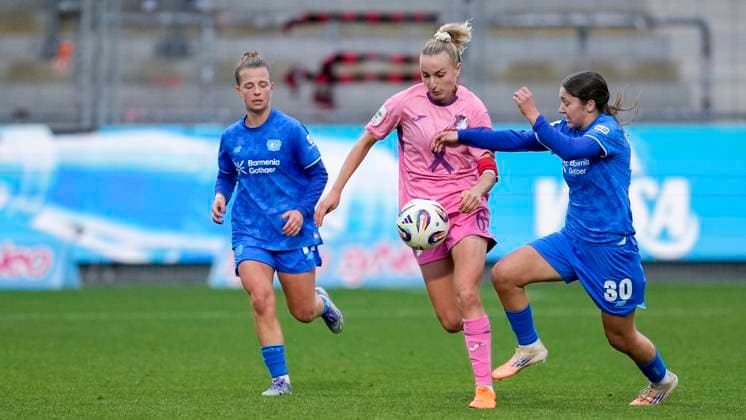 v li Kristin Kögel B04, 11 , Vanessa Diehm TSG, 6 , Ida Daedelow B04, 30 , duel, duel, tackle, tackling, dynamics, action, action, 12 10 2025, Sinsheim Hoffenheim Germany , Soccer, Google Pixel Women Bundesliga, TSG 1899 Hoffenheim Bayer 04 Leverkusen, DFB DFL REGULATIONS PROHIBIT ANY USE OF PHOTOGRAPHS AS IMAGE SEQUENCES AND OR QUASI VIDEO xozx