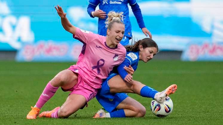 v li Vanessa Diehm TSG, 6 , Ida Daedelow B04, 30 , duel, duel, tackle, tackling, dynamics, action, action, 12 10 2025, Sinsheim Hoffenheim Germany , Football, Google Pixel Women Bundesliga, TSG 1899 Hoffenheim Bayer 04 Leverkusen, DFB DFL REGULATIONS PROHIBIT ANY USE OF PHOTOGRAPHS AS IMAGE SEQUENCES AND OR QUASI VIDEO xozx